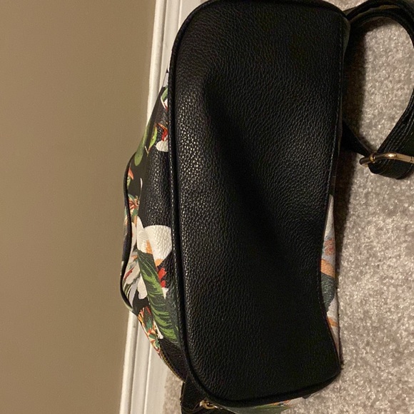 Guess pretty floral backpack with adjustable straps - Picture 7 of 8